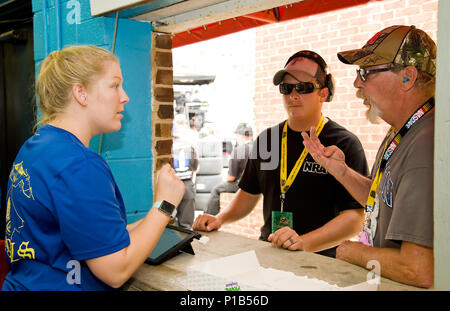 Erster Leutnant Taylor Stephens, 3d-Airlift Squadron Pilot, nimmt ein Essen bestellen von einem Kunden während der Bürger Soldat 400 NASCAR Sprint Cup Rennen Okt. 2, 2016, in Dover International Speedway, Dover, Del Stephens und anderen Mitgliedern des 3d als freiwillig die Konzession stehen, um zu arbeiten, um Geld für die Polizeihubschrauberstaffel booster Club zu erhöhen. (U.S. Air Force Foto von Roland Balik) Stockfoto