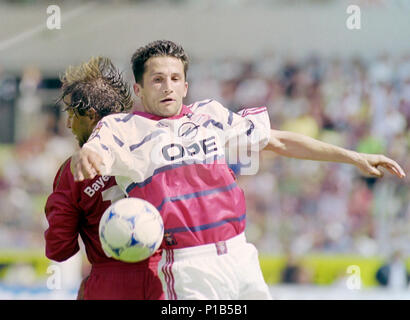 BayArenaLeverkusen 29.5.1999, 1. Fussball Bundesliga Saison 1998/1999 34.Spieltag, Bayer 04 Leverkusen vs FC Bayern MŸnchen (München, Muenchen) --- Hasan Salihamidzic (München), Hans-Peter Lehnhoff (Leverkusen) Stockfoto