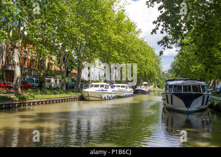 Der Canal du Midi, Carcassonne, französischen Departement Aude, Occitanie Region, Frankreich. Boote auf den von Bäumen gesäumten Kanal. Stockfoto