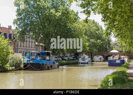 Der Canal du Midi, Carcassonne, französischen Departement Aude, Occitanie Region, Frankreich. Boote auf den von Bäumen gesäumten Kanal. Stockfoto