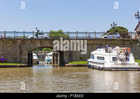 Der Canal du Midi, Carcassonne, französischen Departement Aude, Occitanie Region, Frankreich. Boote Warten durch die Schleusentore zu übergeben. Stockfoto