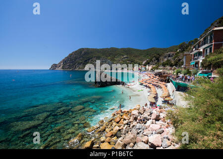 Blick auf Monterosso al Mare Beach in Neustadt. Cinque Terre, Ligurien, Italien Stockfoto