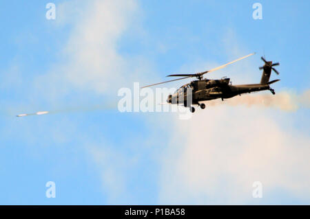 Eine AH-64D Longbow Apache zum 25 Aviation Regiment zugeordnet, 25 Combat Aviation Brigade, 25 Infanterie Division, feuert Raketen auf ein Ziel in der Schlacht Komplex (BAX) auf Schofield Kasernen, Hawaii, am 6 Okt., 2016. 25 CAB zur Verfügung gestellt Antenne Unterstützung für Task Force Kakteen während einer Live Fire Funktionen ausüben (CAPEX) am Ende von Tropic Lightning Woche. (U.S. Armee Foto: Staff Sgt. Armando R. Limon, 3. Brigade Combat Team, 25 Infanterie Division). Stockfoto