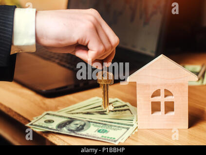 Die Hand hat die Schlüssel zum Haus. Konzept von Immobilien Verkauf und Vermietung von Wohnungen, Immobilienmakler, Wohnung. Stockfoto