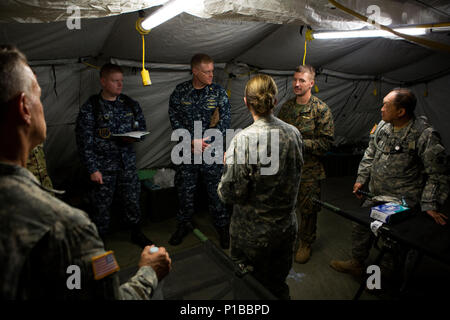 Us-Militär medizinisches Personal diskutieren medizinische Fähigkeiten in Port-au-Prince, Haiti, Okt. 10, 2016. Militär der Vereinigten Staaten ist derzeit die Bereitstellung von humanitärer Soforthilfe in Haiti wegen der Folgen des Hurrikans Matthew. (U.S. Marine Corps Foto von Lance Cpl. Melanye E. Martinez) Stockfoto