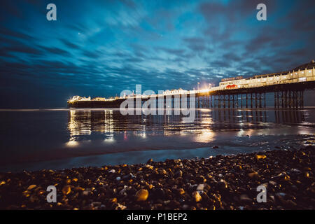 Brighton Pier in der Nacht, Strand von Brighton, Brighton, England Stockfoto