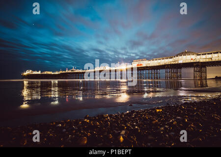 Brighton Pier in der Nacht, Strand von Brighton, Brighton, England Stockfoto