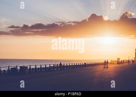 Direkt am Meer in der Abendsonne, Brighton, England Stockfoto