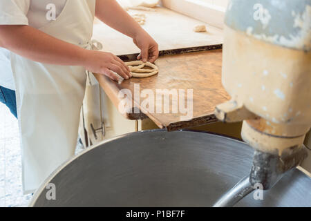 Close-up auf der Baker in die Brezel Bäckerei Brot Stockfoto