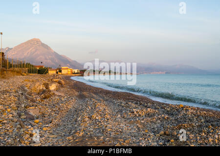 Anzeigen von Munduk Strand im Norden von Sizilien in Italien Stockfoto