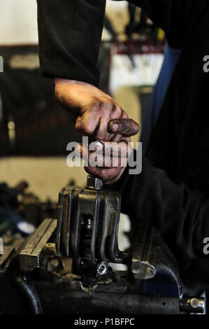 Mechaniker, Hand, Schlüssel, Schwere, schmutzige, Werkstatt, Automotive, Industrie, Sicherheit, Hygiene, Werkzeuge, menschliche, Job, nach Stunden, Geschäft, Erfolg, Reparatur Stockfoto