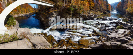 Probiy Wasserfall auf dem Fluss Prut, in Jaremtsche Stadt, Oblast Ternopil, Ukraine. Herbst Panorama Landschaft. Stockfoto