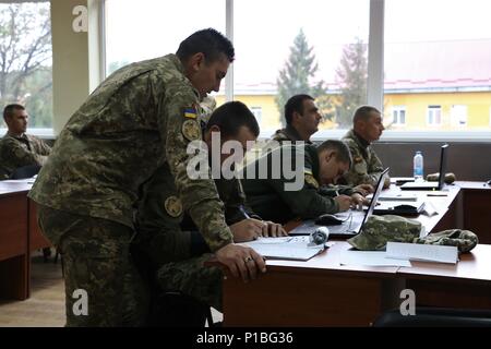 YAVORIV, Ukraine - eine Ukrainische student-Instructor Fortschritt des Studenten während eines Basic Instructor Kurs hier beobachtet, 12. Oktober 2016. Ein mobiles Training Team von der 7. Armee den Befehl Kurs, welche Züge Soldaten zur Vorbereitung und Ausbildung in einem Klassenzimmer Verhalten durchgeführt. Die gemeinsame Multinationale Ausbildung Group-Ukraine ist verantwortlich für die Ausbildung von ukrainischen Land Kräfte und der Aufbau eines Teams der Ukrainischen Kader, wer letztendlich die Verantwortung übernehmen. Die Ausbildung ist so konzipiert, dass defensive Fähigkeiten der Ukrainischen Bodentruppen zu verstärken, um die zu erhöhen Stockfoto