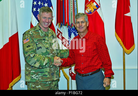 Von links, Generalmajor Joseph S. Harrington, US-Armee Afrika kommandierenden General und pensionierte lt Gen. Donald M. Campbell, posieren für ein Foto im Büro des USARAF Commander in der Caserma Ederle in Vicenza, Italien, 14. Oktober 2016. (Foto durch visuelle Informationen Spezialist Antonio Bedin-/freigegeben) Stockfoto