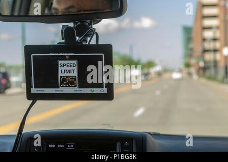 Detroit, Michigan - eine Demonstration der angeschlossenen Fahrzeugtechnik an der intelligente Transport Gesellschaft von Amerika Jahrestagung. Im Auto dis Stockfoto