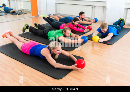 Training Gruppe im Gymnasium während der Physiotherapie Stockfoto
