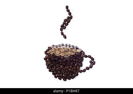 Kaffee Tasse zeichnen mit gerösteten Kaffeebohnen auf weißem Hintergrund Stockfoto
