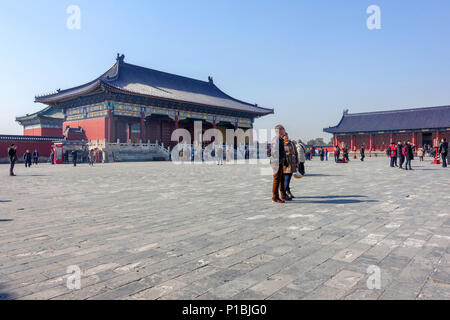 Peking, China - 14. MÄRZ 2016: Touristen, die in den Tempel des Himmels Park Komplex. Stockfoto