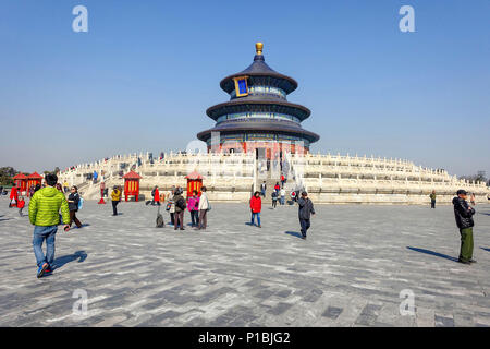 Peking, China - 14. MÄRZ 2016: Touristen, die in den Tempel des Himmels Park Komplex. Stockfoto