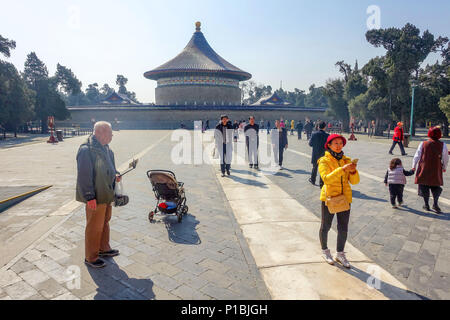 Peking, China - 14. MÄRZ 2016: Touristen, die in den Tempel des Himmels Park Komplex. Stockfoto