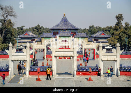 Peking, China - 14. MÄRZ 2016: Touristen, die in der Runde Damm Altar im Tempel des Himmels. Stockfoto