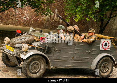 Lemberg, Ukraine - Juni 3, 2018: Alte retro Auto Volkswagen Typ 82 mit seinem Besitzer und eine unbekannte Personen die Teilnahme an Rennen Leopolis grand prix Stockfoto