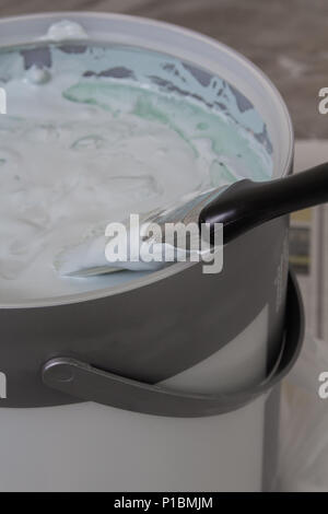 Pinsel & Topf Farbe Stockfoto