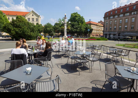 ZAGREB, KROATIEN - 19. MAI 2018: Menschen auf der Coffee Bar auf der Terrasse des kroatischen Nationaltheater in Zagreb, Kroatien. Stockfoto