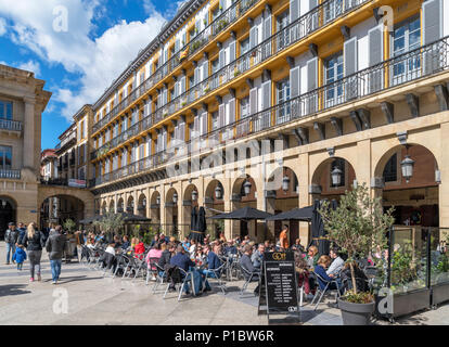 Cafés auf der Plaza de la Constitucion, Casco Viejo (Altstadt), San Sebastian, Baskenland, Spanien Stockfoto