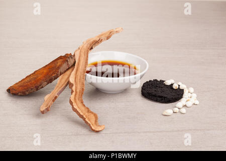 Andere Art der chinesischen Kräutermedizin für Kaffee auf grauem Hintergrund. Stockfoto