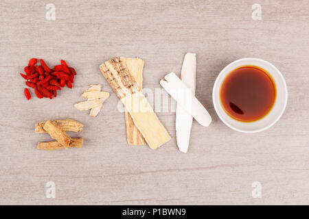 Andere Art der chinesischen Kräutermedizin für Klare Suppe auf schwarzem Hintergrund. Immun Booster. Stockfoto