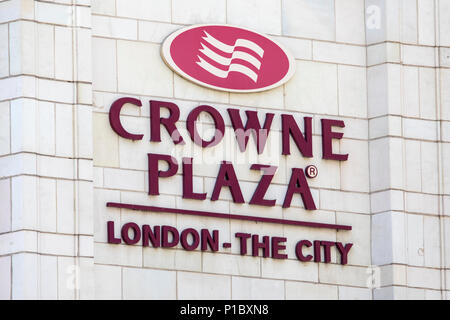 LONDON, Großbritannien - 6. JUNI 2018: Das Logo des Crown Plaza Hotel, auf Neue Bridge Street in London, am 6. Juni 2018. Stockfoto