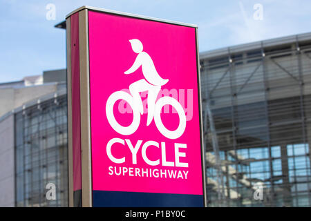 LONDON, Großbritannien - 6. JUNI 2018: ein Zeichen für eine der Cycle Superhighways in Central London, ist am 6. Juni 2018. Stockfoto