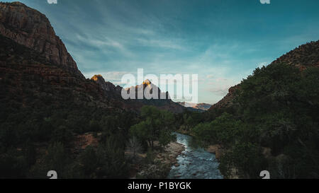 Die Virgin River und der Wächter Berg im Zion National Park an der Dämmerung im Sommer. Stockfoto