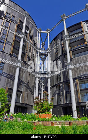 Gasspeicher Apartments, Lewis Cubitt Square, Kings Cross, London, England, UK. Luxus Wohnungen in Grade II aufgeführten gasholders Stockfoto