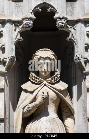 Statue von Maria Stuart an der Fassade eines Gebäudes auf Fleet Street in der City von London, UK. Sie wird auch als Maria Stuart oder Maria I und r bekannt Stockfoto