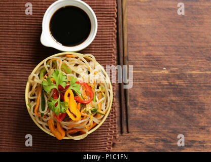 Asiatischer Salat von Reis Nudeln mit Gemüse (funchoza) Stockfoto