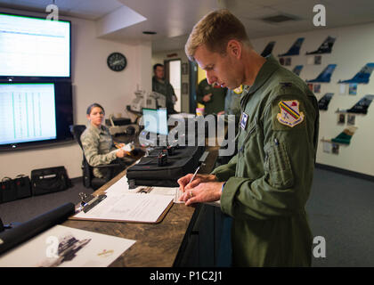 Us Air Force Colonel David Mineau, der 354 Fighter Wing Commander, bereitet sich für eine Mission Oktober 10, 2016, während der roten Fahne - Alaska (RF-A) 17-1 bei Eielson Air Force Base, Alaska. RF-A bietet einzigartige Möglichkeiten, verschiedene Kräfte in gemeinsamen, Koalition und multilaterale Ausbildung aus simulierten Stützpunkte zu integrieren. (U.S. Air Force Foto: Staff Sgt. Shawn Nickel) Stockfoto