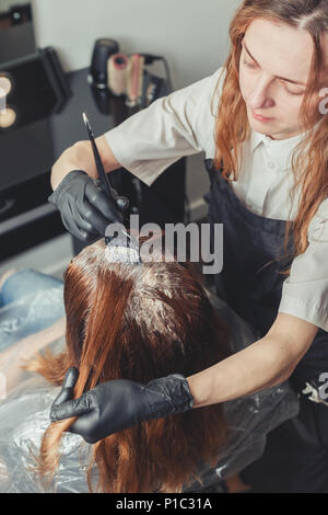 Weibliche Stilist, ein Farbstoff an die Clients Haare Beauty Salon Stockfoto