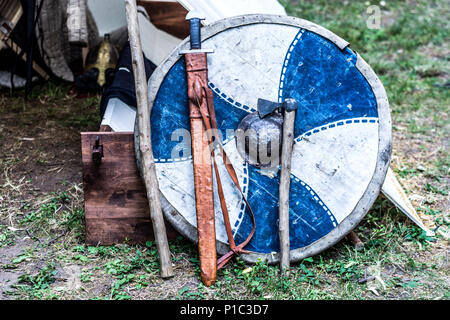 Ritter Schild, Schwert und Axt vor dem Zelt. Mittelalterliche Ritter Ausrüstung Waffen im mittleren Alter Thema Festival Stockfoto