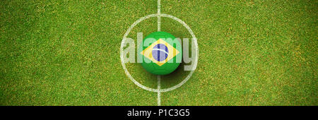 Zusammengesetztes Bild des Fußballs in Brasil Farben Stockfoto