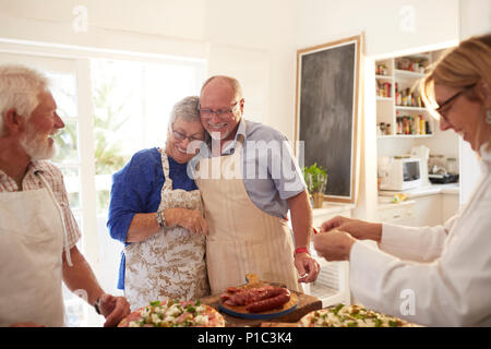Herzlichen Älteres Paar beim pizza Kochkurs Stockfoto