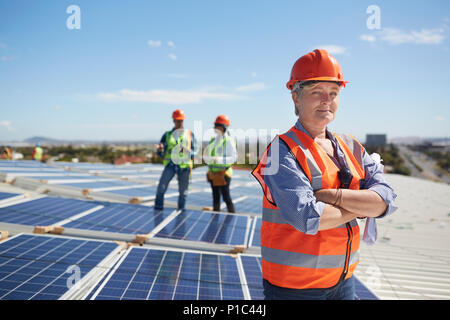 Portrait zuversichtlich Ingenieurin bei Sunny Solarkraftwerk Stockfoto