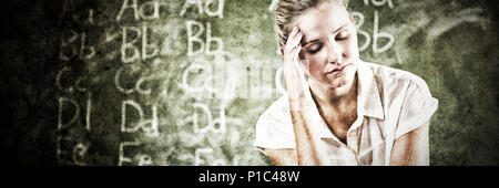 Gespannten Lehrerin im Klassenzimmer sitzen Stockfoto