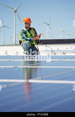 Ingenieur mit Anlagen Inspektion von Solarzellen bei Sunny Kraftwerk Stockfoto