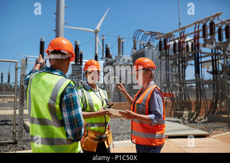 Ingenieure mit digitalen Tablet bei Sunny Kraftwerk Stockfoto