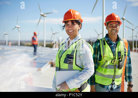 Portrait zuversichtlich Ingenieure alternative Energie Kraftwerk Stockfoto