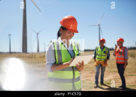 Lächelnd Techniker mit digitalen Tablet bei Sunny Kraftwerk Stockfoto