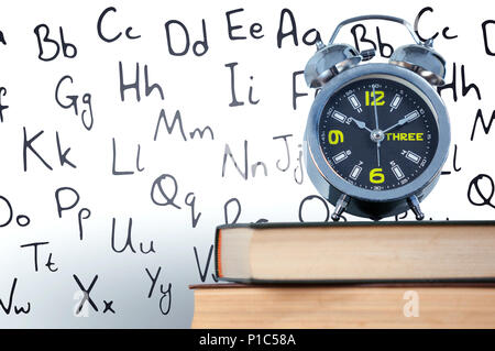 Wecker auf Stapel Bücher gesetzt Stockfoto