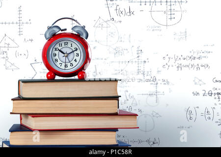 Alte Wecker und Stapel von Büchern Stockfoto